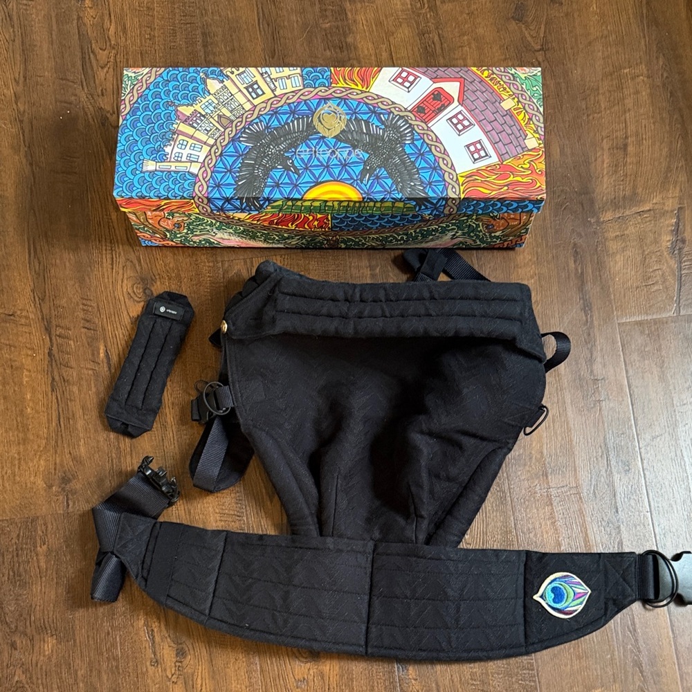 Black Artipoppe Carrier - Zeitgeist Arrow Zorro in Cotton